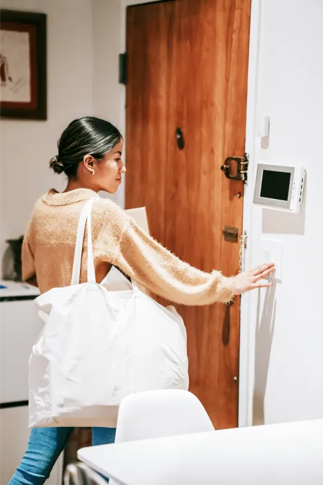 Un livreur apportant des médicaments à domicile