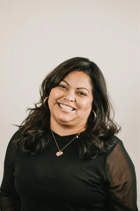portrait femme souriante en t-shirt noir 2