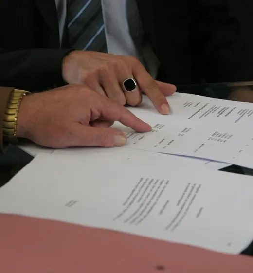 Deux personnes relisant des documents à une table