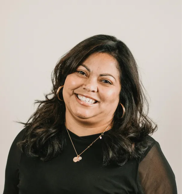portrait femme souriante en t-shirt noir 2