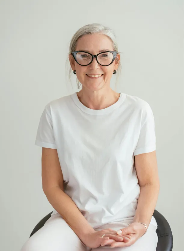 portrait femme souriante en t-shirt blanc